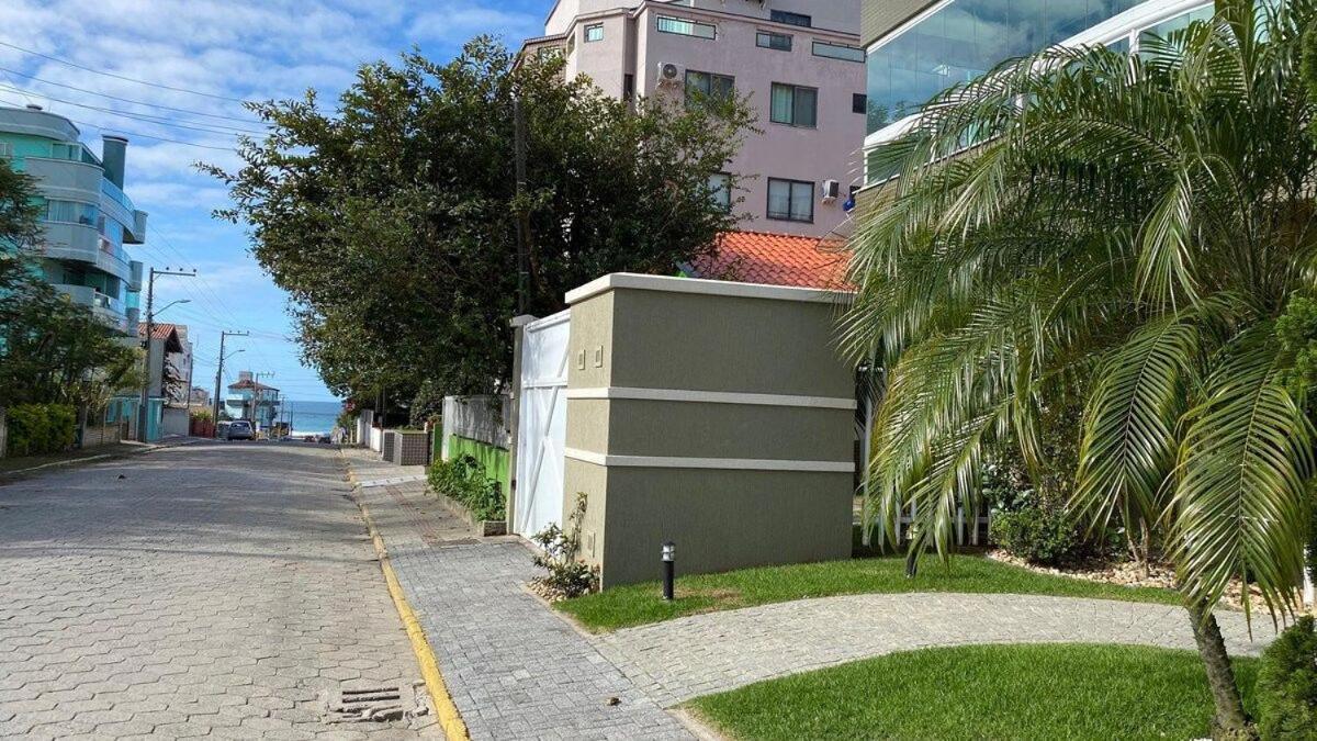 Garden Ville - Confortavel Apartamento Na Praia De Bombas Com Otima Localizacao Бомбіняс Екстер'єр фото